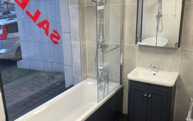 Elegant Bathtub and Basin Unit Display