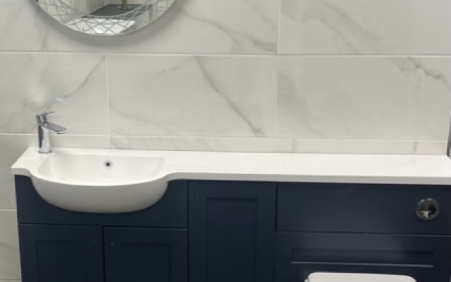 Fitted basin and toilet display with elegant mirror